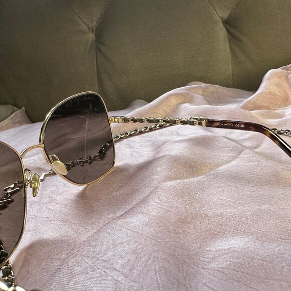 Chanel Butterfly Sunglasses with pearl leather chain - Picture 12 of 15